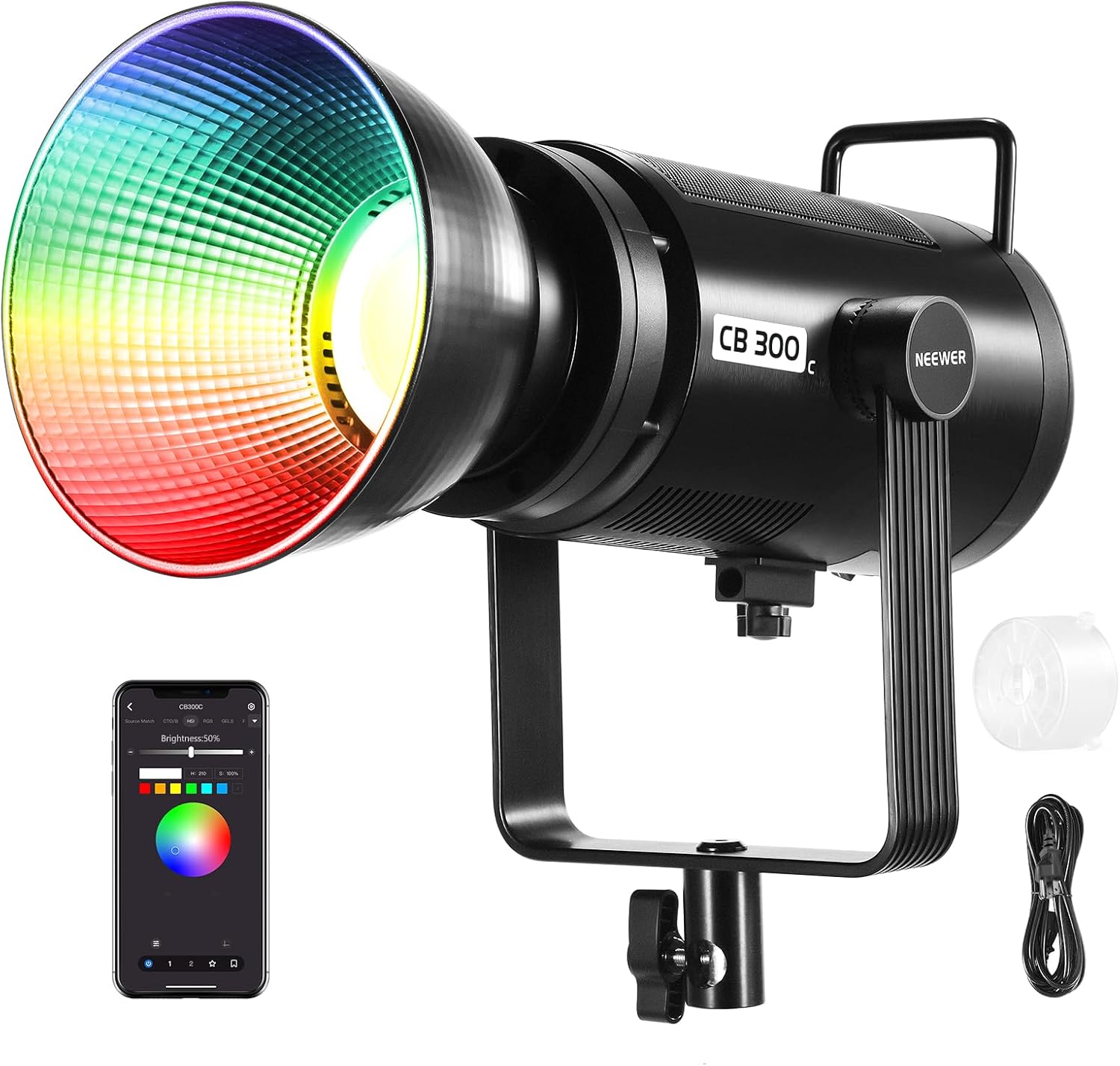 - Location de Studio équipé pour la Photo et la Vidéo Un projecteur vidéo Neewer CB 300 avec une surface de lumière LED aux couleurs de l'arc-en-ciel est montré. À côté, l'écran d'une application sur un smartphone affiche un cercle de couleurs. Il y a aussi un cordon d'alimentation et un petit accessoire transparent à proximité.