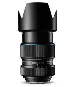 - Location de Studio équipé pour la Photo et la Vidéo Un objectif d'appareil photo noir avec un pare-soleil en forme de pétale. Il a des bagues pour régler la mise au point et le zoom. Des marques indiquant les longueurs focales et les réglages de mise au point. L'objectif est debout sur un fond blanc uni.