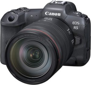 - Location de Studio équipé pour la Photo et la Vidéo Un appareil photo Canon EOS R5 avec un grand objectif Canon, placé de biais. On peut voir le logo et les boutons de l'appareil, ce qui montre son design professionnel et ses fonctionnalités avancées.