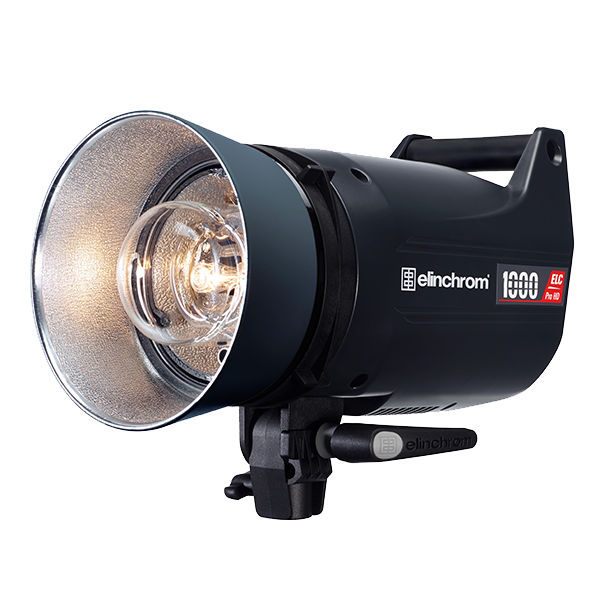 - Location de Studio équipé pour la Photo et la Vidéo Lampe de studio avec une finition métallique et une ampoule transparente. Elle est fixée sur un support inclinable et porte la marque "Elinchrom" ainsi que le modèle "1000 ELC" sur le côté.