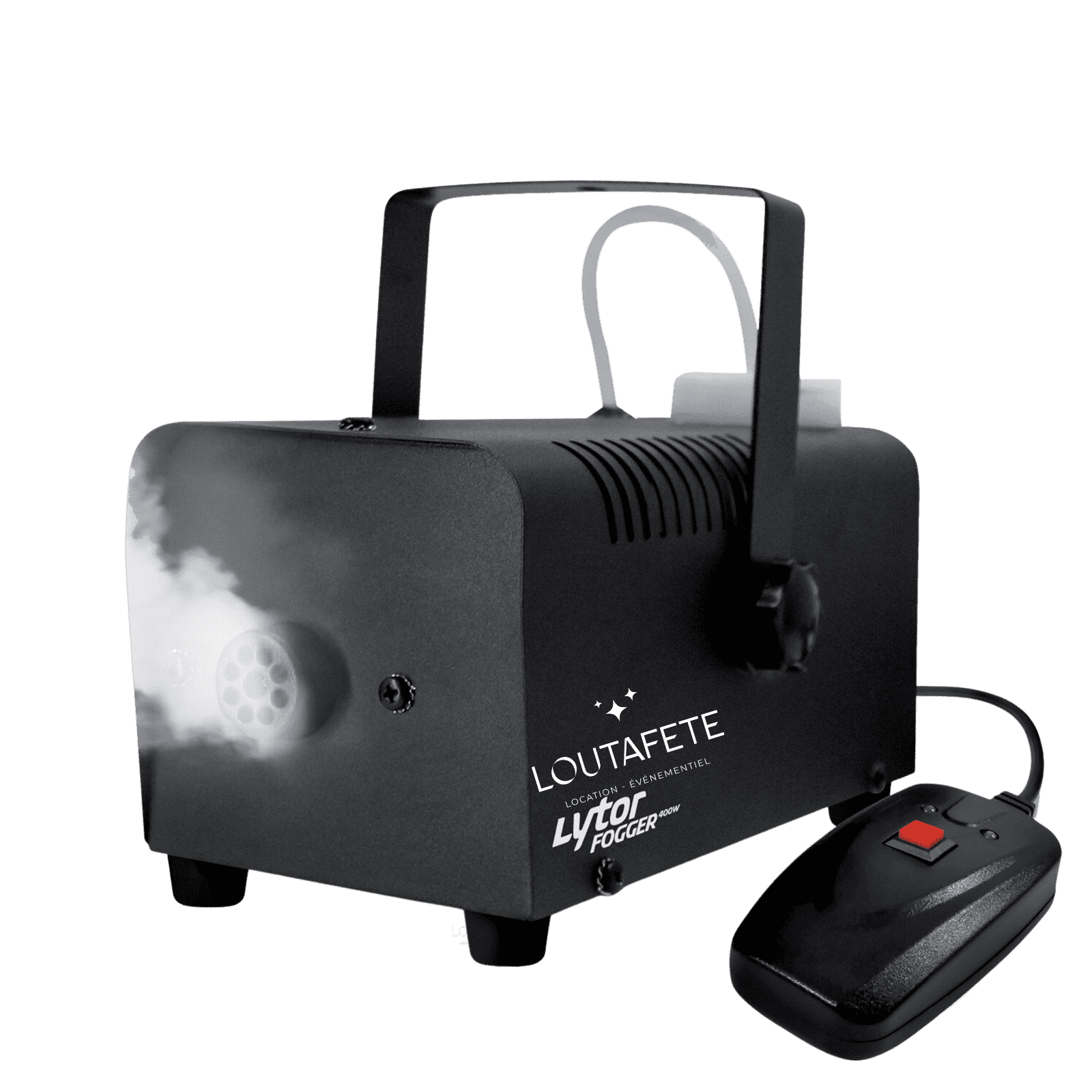 - Location de Studio équipé pour la Photo et la Vidéo L'image montre une petite machine noire à brouillard avec une poignée sur le dessus, portant le nom "LOUTA FETE". Elle produit un jet de brouillard blanc. Un boîtier de commande noir avec un bouton rouge est fixé à la machine.